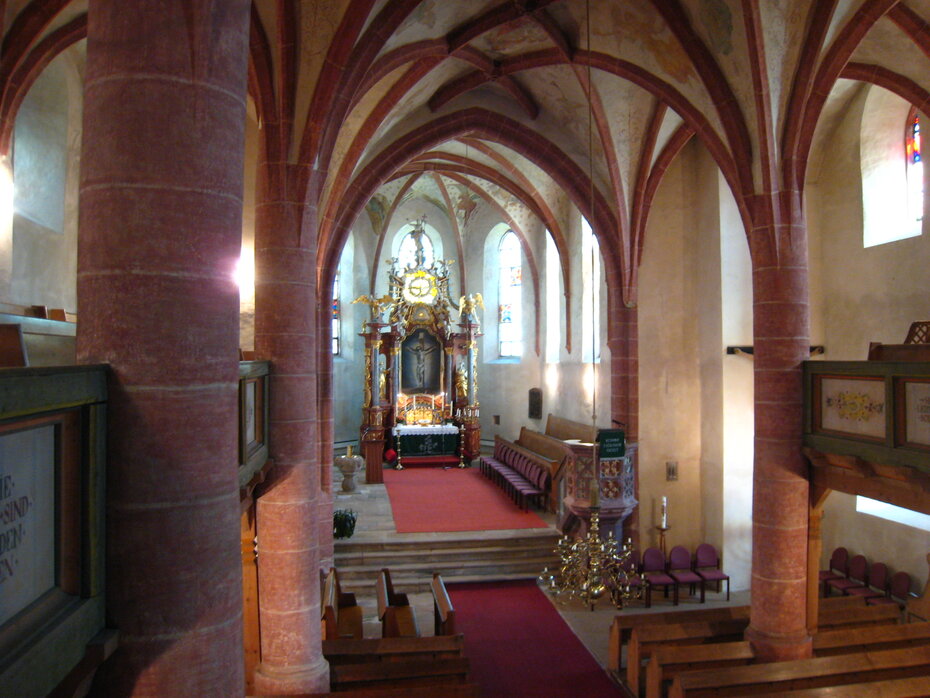 Die dreischiffige Kirchenhalle